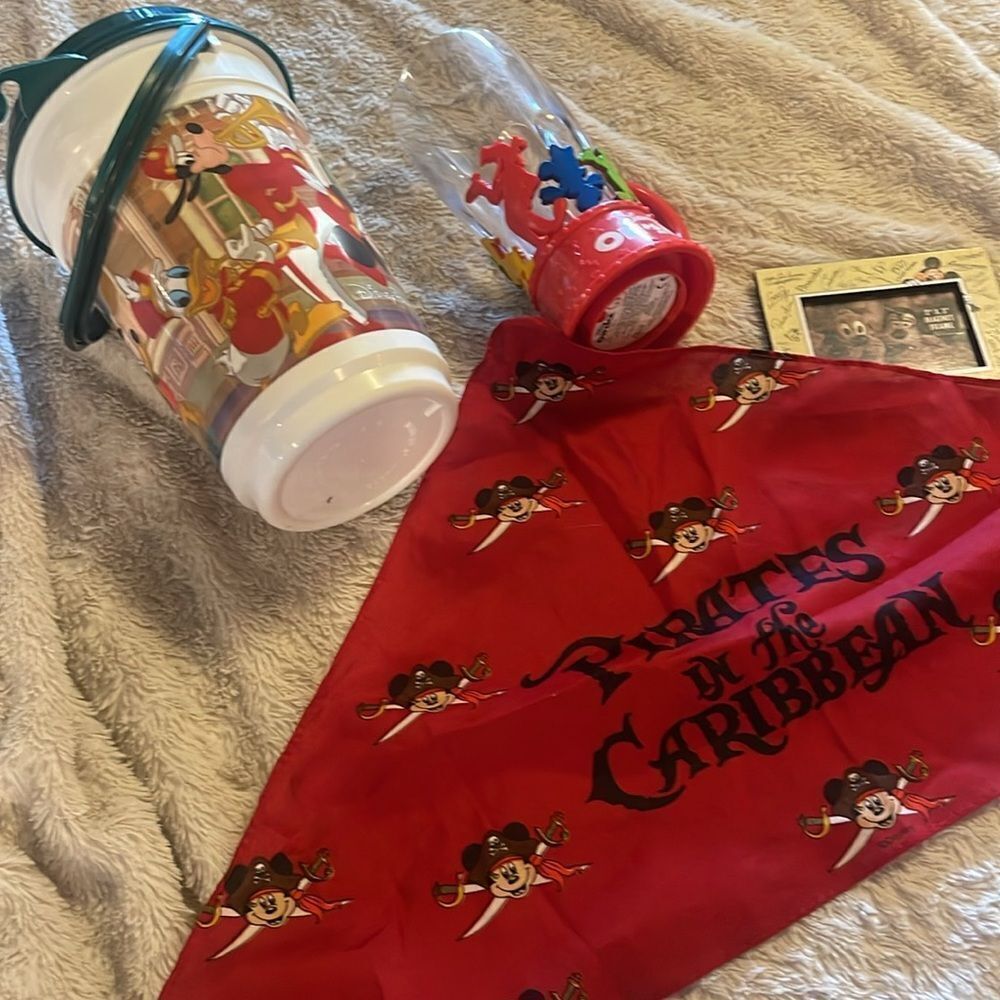 Disney item bundle - Picture 4 of 8